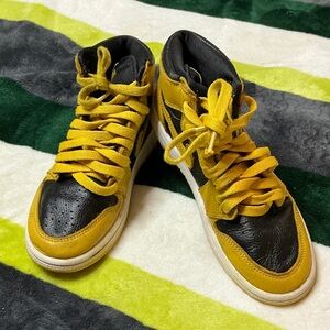 Kid’s Jordan’s Yellow and Black High-Top Sneakers Size 2